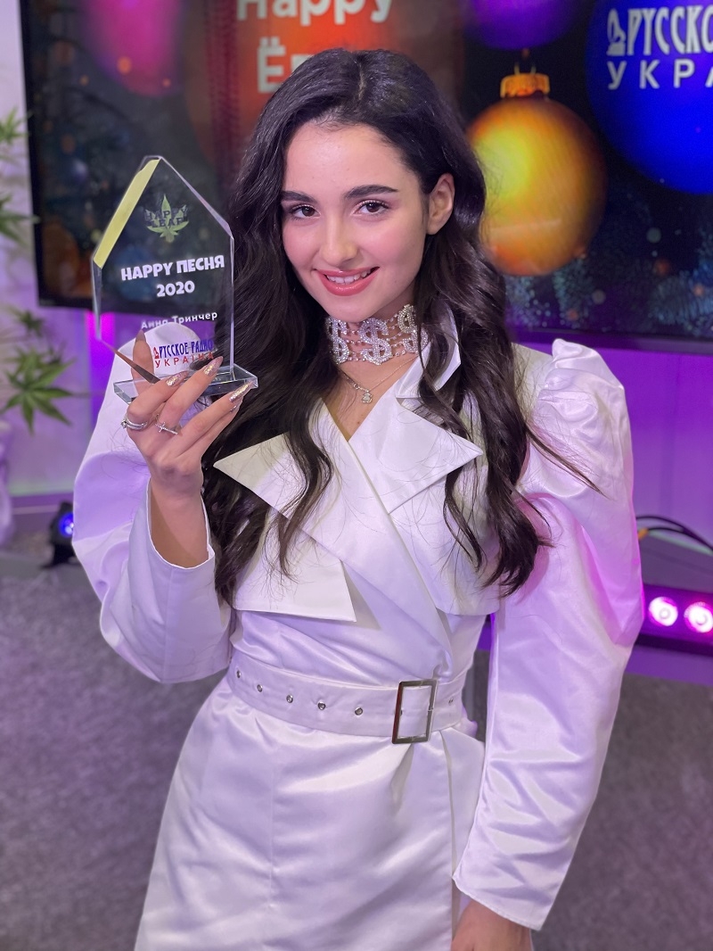 Певица Анна Тринчер получила награду "Лучшая песня года" - фото №1