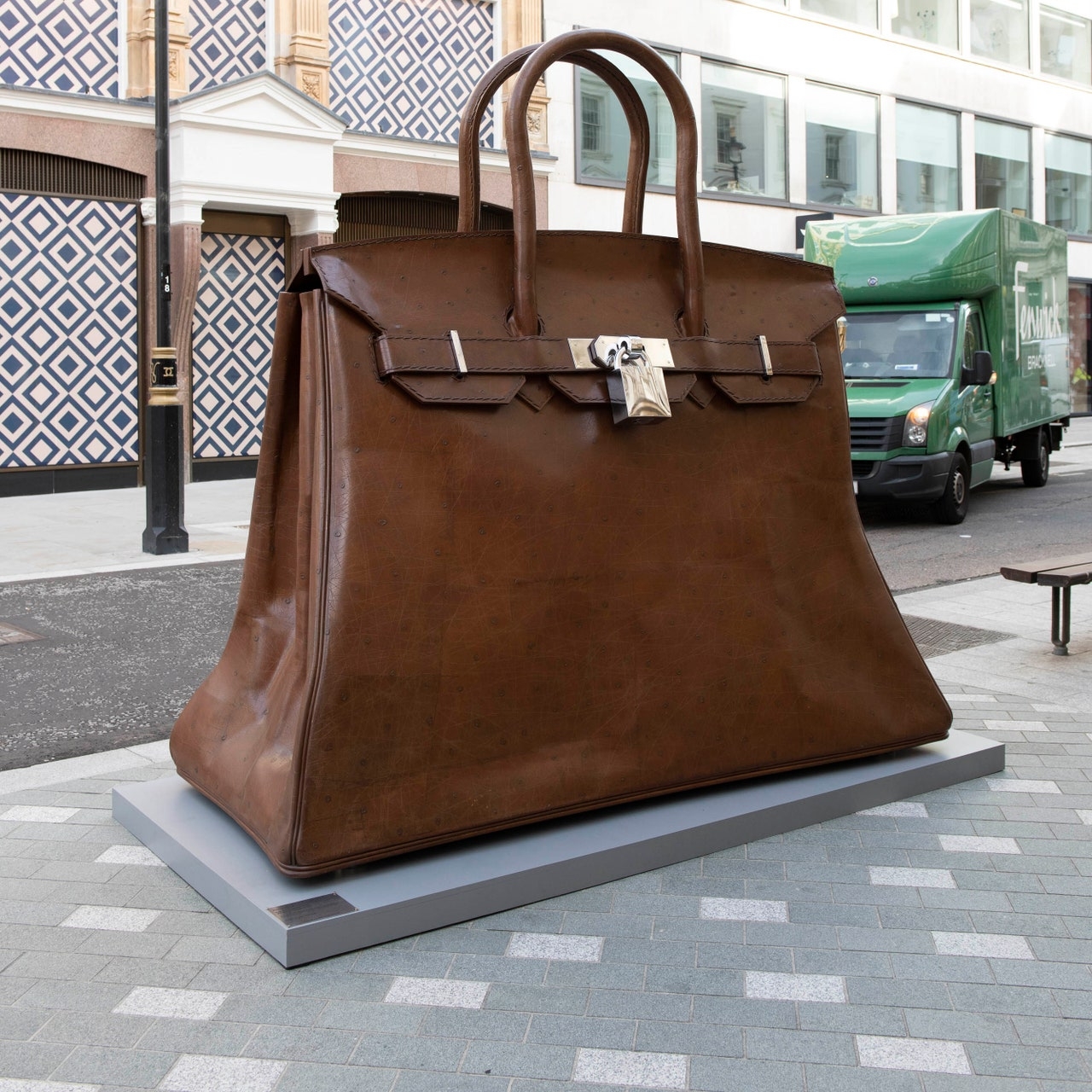 В Лондоне появилась гигантская скульптура сумки Hermès Birkin (ФОТО) - фото №1