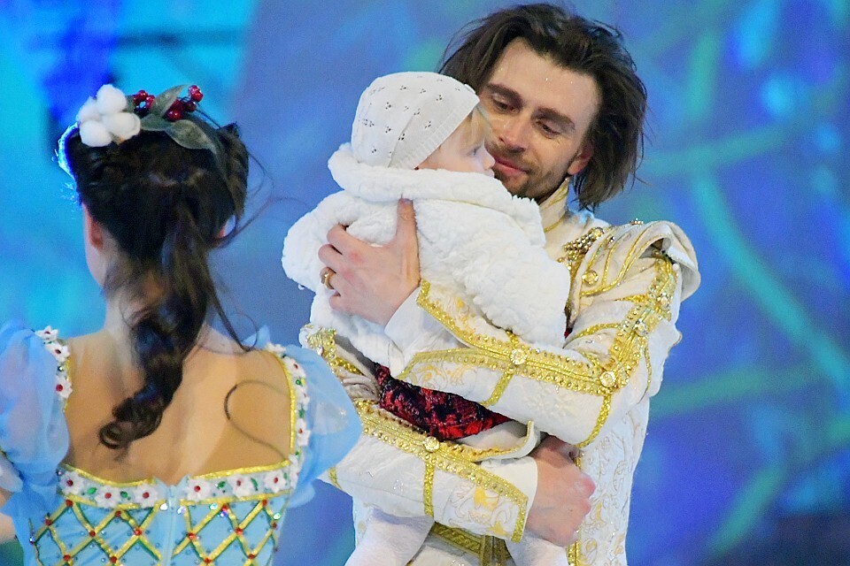 Петр Чернышев на льду показал их с Анастасией Заворотнюк подросшую дочь Милу (ФОТО)